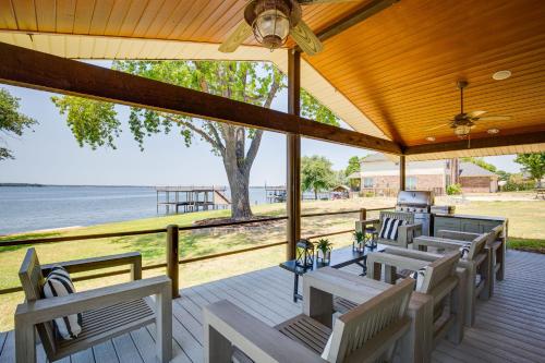 MabankにあるCedar Creek Lake Views Gorgeous Mabank House!の水辺の景色を望むデッキ(ベンチ付)