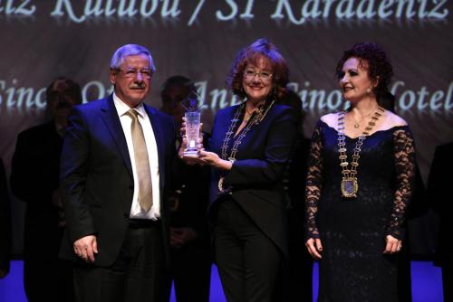 a man and two women holding an award at Sinop Antik Otel in Sinop