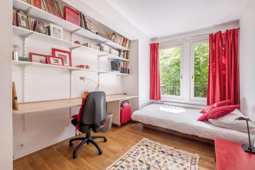 - une chambre avec un bureau, un lit et une fenêtre dans l'établissement Veeve - Gilded Garden Splendour, à Paris