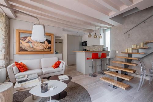 een woonkamer met een witte bank en een tafel bij Veeve - Artistic Flamboyance in Boulogne-Billancourt