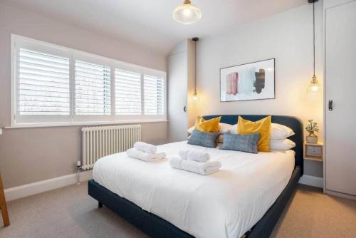 een slaapkamer met een groot bed en handdoeken bij The Helvellyn in Falmouth