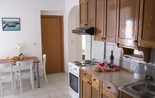 Kitchen o kitchenette sa Apartment Nikola Škarica 8