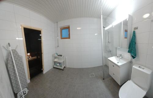 Ванна кімната в Family apartment Hämeenlinna with SAUNA