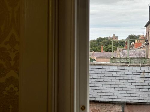 una ventana abierta con vistas a un edificio en The Victoria Hotel,Bar,Bistro en Norham