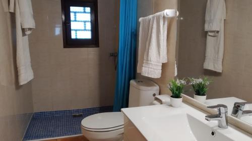 baño con aseo y lavabo y ventana en Casa Lo Fangar - Delta de l'Ebre 1 Habitació Doble 1 llitera, en Deltebre