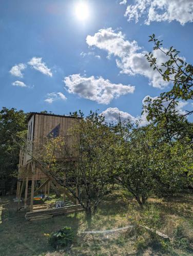 una casa en el árbol en medio de un campo en Gite de campagne avec SPA privatif, en Saint-Sauvant