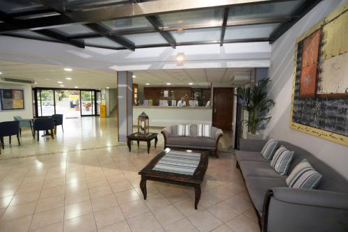 a lobby with a couch and a coffee table in it at Hotel-Apartamentos Andorra in Playa de las Americas