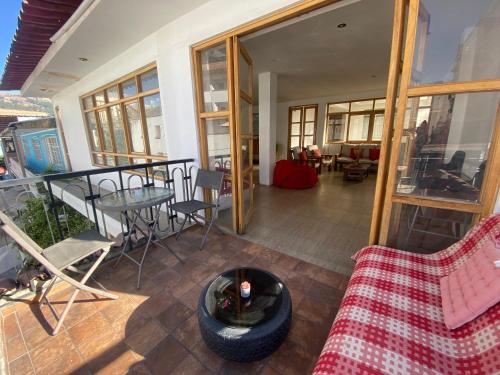 a room with a balcony with a table and chairs at Amelita Hotel Boutique in Huaraz