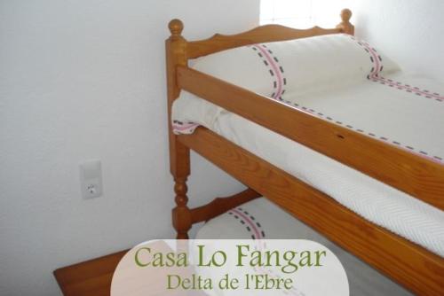 Litera de madera con cartel en una habitación en Casa Lo Fangar - Delta de l'Ebre 1 Habitació Doble 1 llitera, en Deltebre