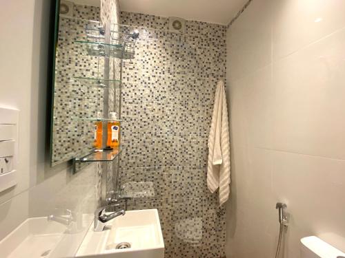 uma casa de banho com um lavatório, um WC e um chuveiro em Confortable and Cozy Apartment in Palermo - Cañitas em Buenos Aires