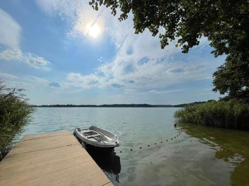 una barca è ormeggiata in un molo su un lago di Johatsu - Między niebem a rumianem a Szczupliny