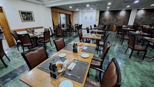 a dining room with wooden tables and chairs at Hotel Diego De Almagro Calama in Calama