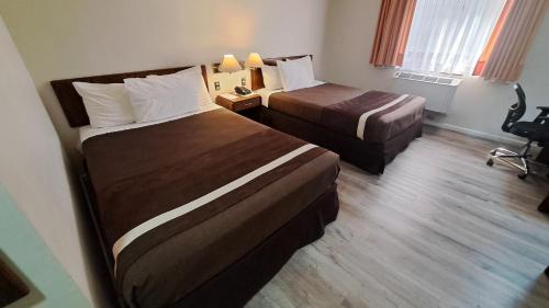 una habitación de hotel con 2 camas en una habitación en Hotel Diego De Almagro Calama, en Calama