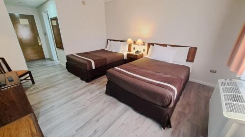 una habitación de hotel con 2 camas en una habitación en Hotel Diego De Almagro Calama, en Calama