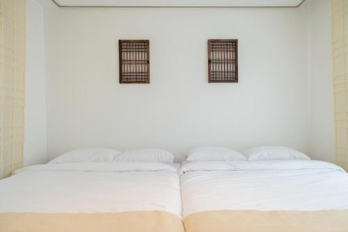 En eller flere senge i et værelse på 3F Modern Hanok