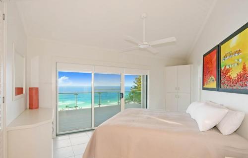 una camera da letto con un letto e vista sull'oceano di Ocean Panorama With Private Pool! a Noosa Heads