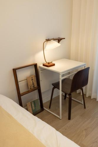 una scrivania con una lampada e una sedia accanto a un letto di 3F Modern Hanok a Seul
