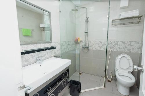 y baño con aseo, lavabo y ducha. en Khách sạn Rococo, en Hanói