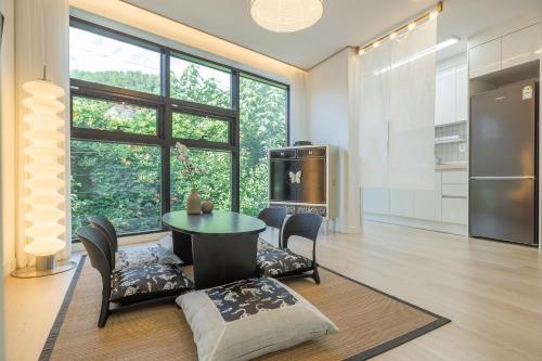 Kuchyň nebo kuchyňský kout v ubytování 3F Modern Hanok