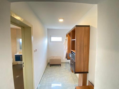 une chambre avec un escalier menant à une cuisine avec une armoire dans l'établissement Fini Hotel Bobende, à Limbe