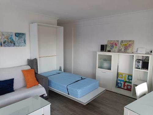 Habitación pequeña con cama y sofá en Cassinello Roquetas en Roquetas de Mar