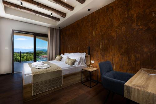 Giường trong phòng chung tại Luxury Villa Glabrova with pool and sauna near the sea on Krk island