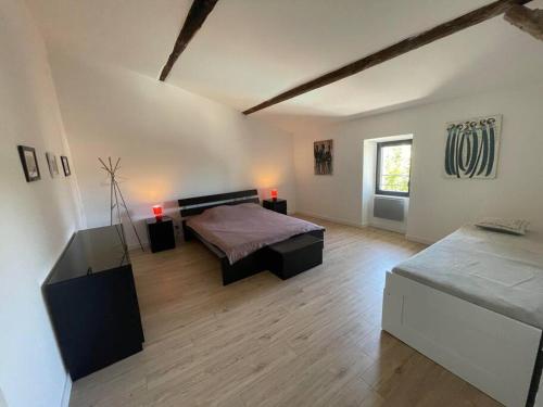 1 dormitorio grande con cama y ventana en Grand Mas Provençal, en Coudoux
