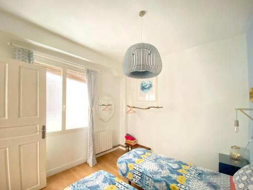 sala de estar con cama y lámpara colgante en Bilbao Old Town 2 bedrooms 4 guests-Bilbao Casco Viejo 2 dormitorios 4 huéspedes EBI-306, en Bilbao