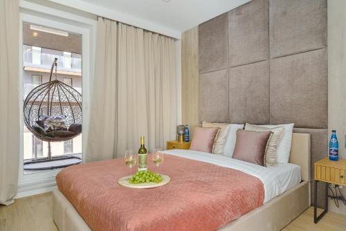 um quarto com uma cama e uma mesa com copos de vinho em Lumina lux apartment on Drewnowska em Lódź