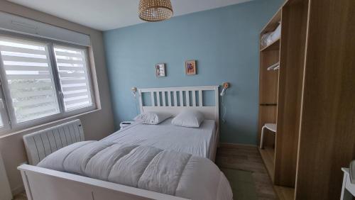 een kleine slaapkamer met een wit bed en een raam bij Appartement RDC à 2 pas de la Plage et des commerces de BERCK PLAGE in Berck-sur-Mer