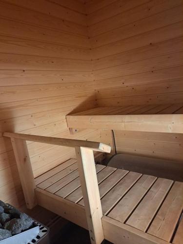 una pequeña sauna de madera con una cama. en Vuolteentie 38 D 27, en Kauhajoki