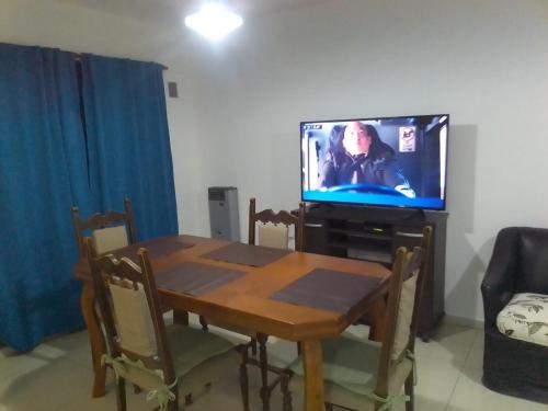 uma sala de jantar com uma mesa e uma televisão em NEW YORK EN EDIFICIO MAFALFA COCHERA y Asador INCLUIDA em Río Cuarto
