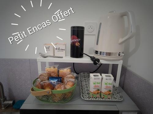 - une étagère avec une cafetière et de la nourriture dans l'établissement Chambre proche Puy du fou entrée indépendante, Encas du matin Offert, à Bazoges-en-Paillers