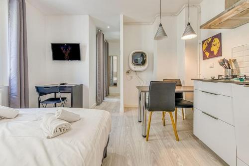 une chambre avec un lit et un bureau et une cuisine dans l'établissement 44 Foch 3, à Grenoble