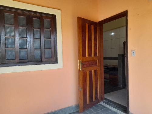 um quarto com uma porta e uma janela em Sitio148 Hospedaria em Penedo