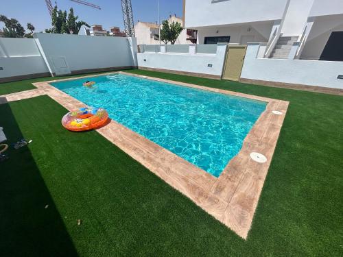 una vista aérea de una piscina con césped artificial en Casa flamenca, en San Pedro del Pinatar