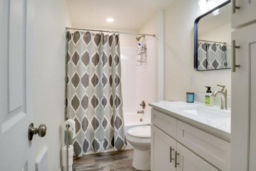 y baño con aseo, lavabo y ducha. en Salem Vacation Rental with Yard about 3 Mi to Downtown, en Salem