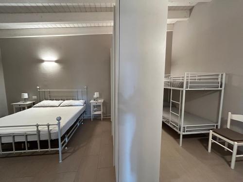 um quarto com uma cama e 2 beliches em Casetta rossa em Lesignano deʼ Bagni