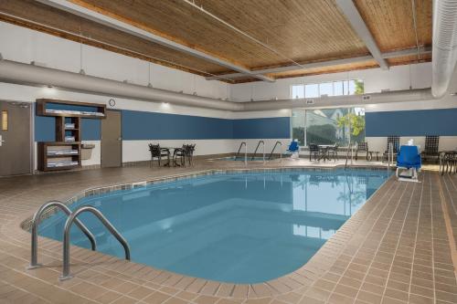 une grande piscine avec des chaises et des tables dans l'établissement Holiday Inn Express & Suites Superior, an IHG Hotel, à Superior