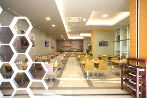 Restaurace v ubytování Holiday Inn Express Manisa-West by IHG