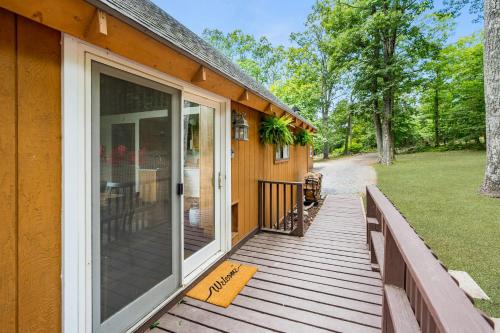 Zahrada ubytování Quaint Loft Cabin w Hot Tub, FirePit, Deck & Grill