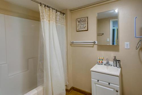 bagno con tenda per la doccia e lavandino di Waycross Vacation Rental with Private Backyard! a Waycross