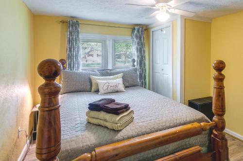 una camera con un letto in una stanza con pareti gialle di Waycross Vacation Rental with Private Backyard! a Waycross