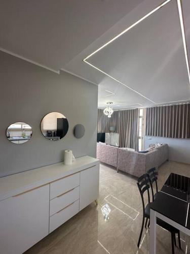 ein Wohnzimmer mit einem Tisch und einem Esszimmer in der Unterkunft Luxury Rooftop WiFi, AC, BBQ in Rejiche