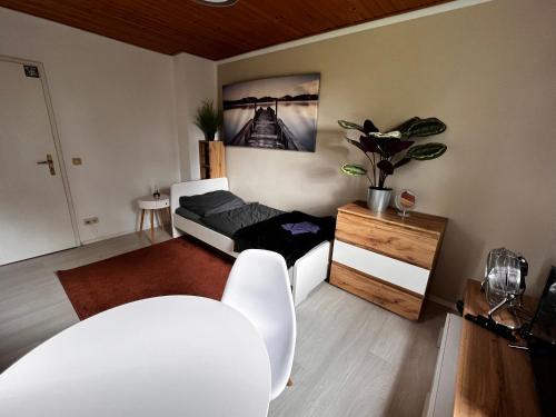 a living room with a bed and a table and a chair at Ferienwohnung Sonntag, Elsteraue in Elsteraue