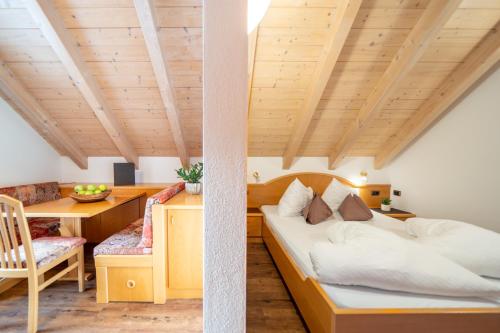 uma sala de estar com uma cama e uma secretária em Hotel Christoph em Valdaora