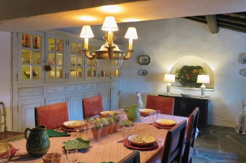 a dining room with a table and chairs and a chandelier at Herdade da Madalena in Sousel