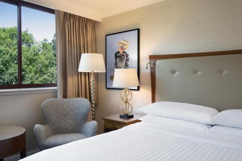 Ein Bett oder Betten in einem Zimmer der Unterkunft Delta Hotels by Marriott Swindon