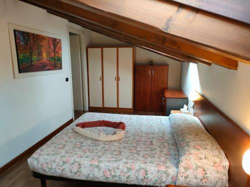 Unique, bright loft chalet style with free private parking - Sandhouses tesisinde bir odada yatak veya yataklar