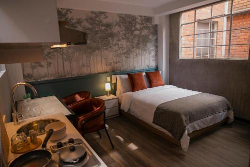 um quarto com uma cama e um lavatório em 5Q House Quinta Camacho em Bogotá